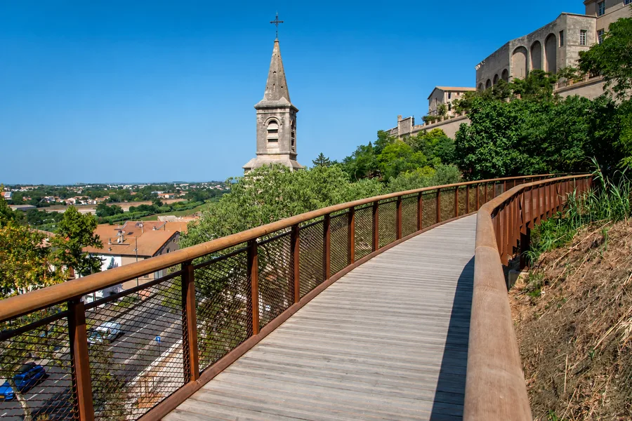 La passerelle en bois qui longe la cathédrale Saint-Nazaire, à Béziers
