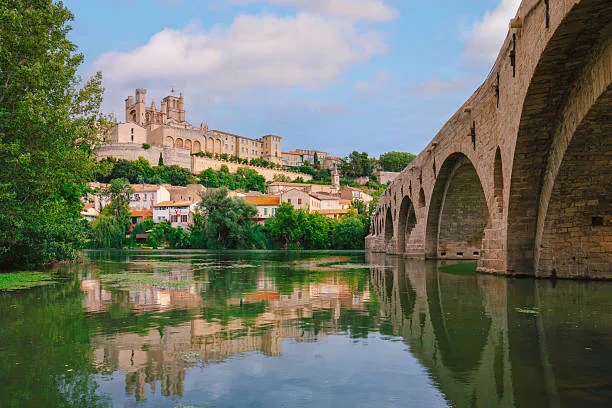 La cathédrale Saint-Nazaire et le Pont Vieux de Béziers, reflétés dans l'Orb