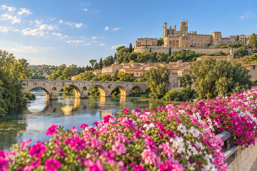 La cathédrale et le Pont Vieux de Béziers, au-dessus de l'Orb