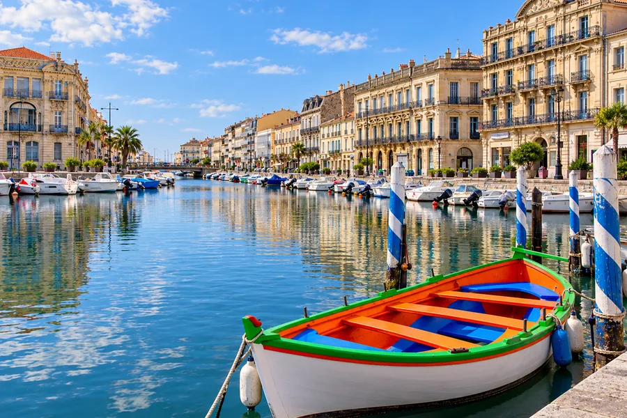 Une barque de joutes aux couleurs vives sur le canal royal de Sète